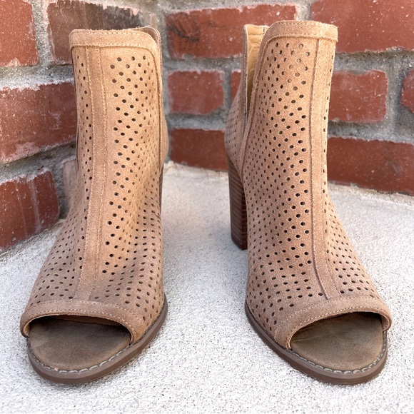 Lucky Brand Larise Perforated Suede Peep Toe Stacked Heel Ankle Boot in Sesame - Picture 4 of 11